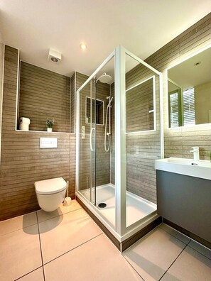 Hårføner og håndklær