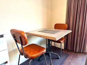 Dining - Super Trendy Apartment - Free Parking & Fast WiFi (Poole)