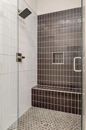 Dusche, Haartrockner, Handtücher, Shampoo