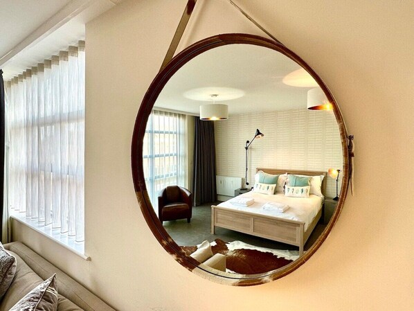 1 dormitorio, tabla de planchar con plancha, wifi y ropa de cama