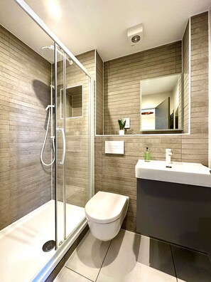 Secador de pelo y toallas