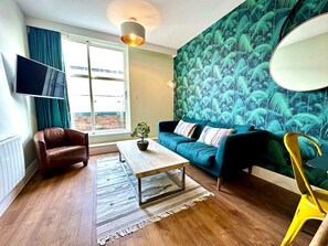 TV - Amazing Modern Apartment - Free Secure Parking! (Poole)