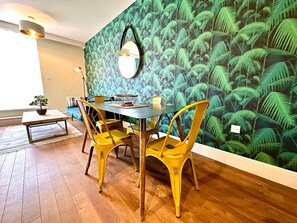 Dining - Amazing Modern Apartment - Free Secure Parking! (Poole)