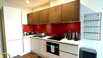 Frigorífico, microondas, horno y placa de cocina