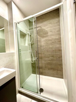 Hair dryer, towels - Stylish 2 Bedroom Apartment - Free Parking & WiFi (Poole)