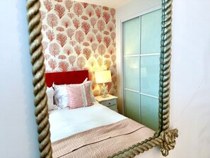 2 bedrooms, iron/ironing board, free internet, bed sheets - Stylish 2 Bedroom Apartment - Free Parking & WiFi (Poole)