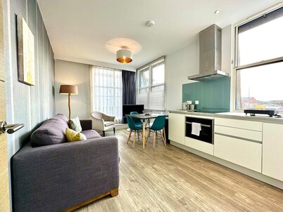 Stylish 2 Bedroom Apartment - Free Parking & WiFi