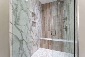 Duschwanne, Haartrockner, Handtücher, Shampoo
