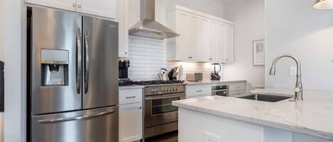 Een koelkast, een microgolfoven, een oven, een kookplaat