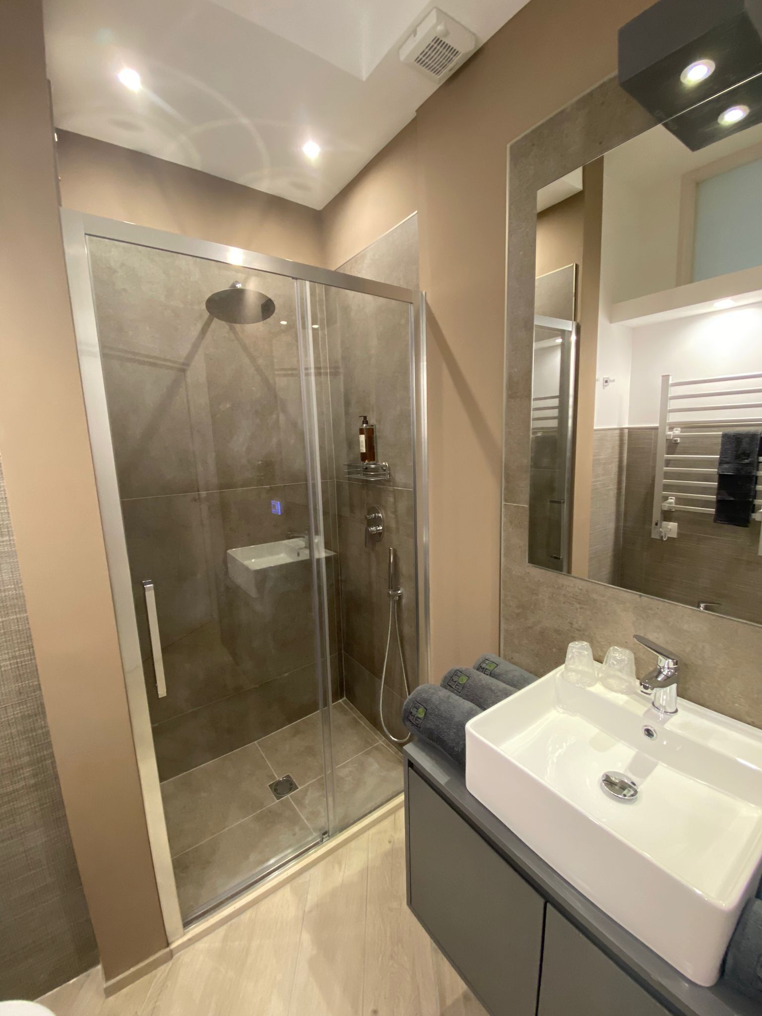 Sèche-cheveux, bidet, serviettes fournies, savon