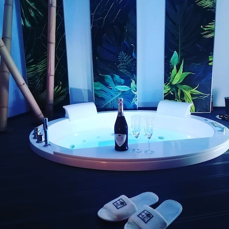 Deluxe Studio Suite. Home3 bed