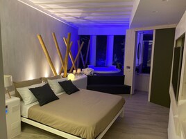 Suíte luxo | 1 quarto, edredons de pluma, cofres nos quartos