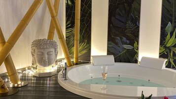 ห้องดีลักซ์สวีท | 1 ห้องนอน, ผ้านวมขนเป็ด, ตู้นิรภัยในห้องพัก