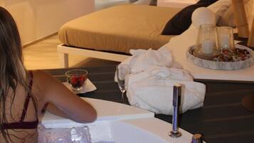 Deluxe Studio Suite | 1 bedroom, down comforters, in-room safe, individually decorated