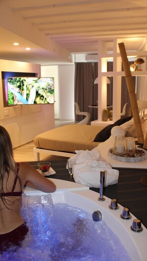 Deluxe Studio Suite | 1 bedroom, down comforters, in-room safe, individually decorated - Home3 bed (Bisceglie)