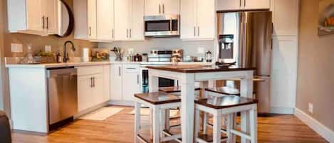 Kühlschrank, Mikrowelle, Ofen, Herdplatte