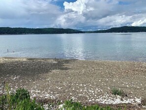 Chaises longues, serviettes de plage