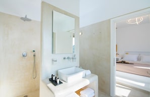 Villa | Bathroom | Free toiletries, towels