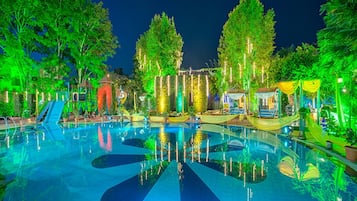 Una piscina al aire libre