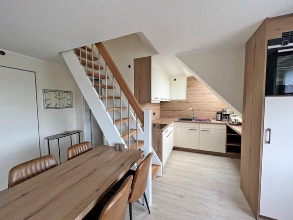 Cafetera o tetera y tostadora