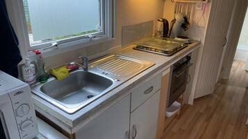 Een koelkast, een kookplaat, een koffiezetapparaat/waterkoker