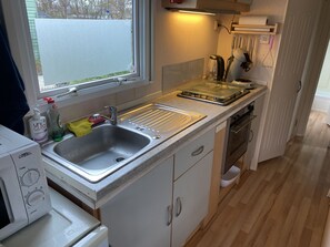 Kühlschrank, Herdplatte, Wasserkocher mit Kaffee-/Teezubehör
