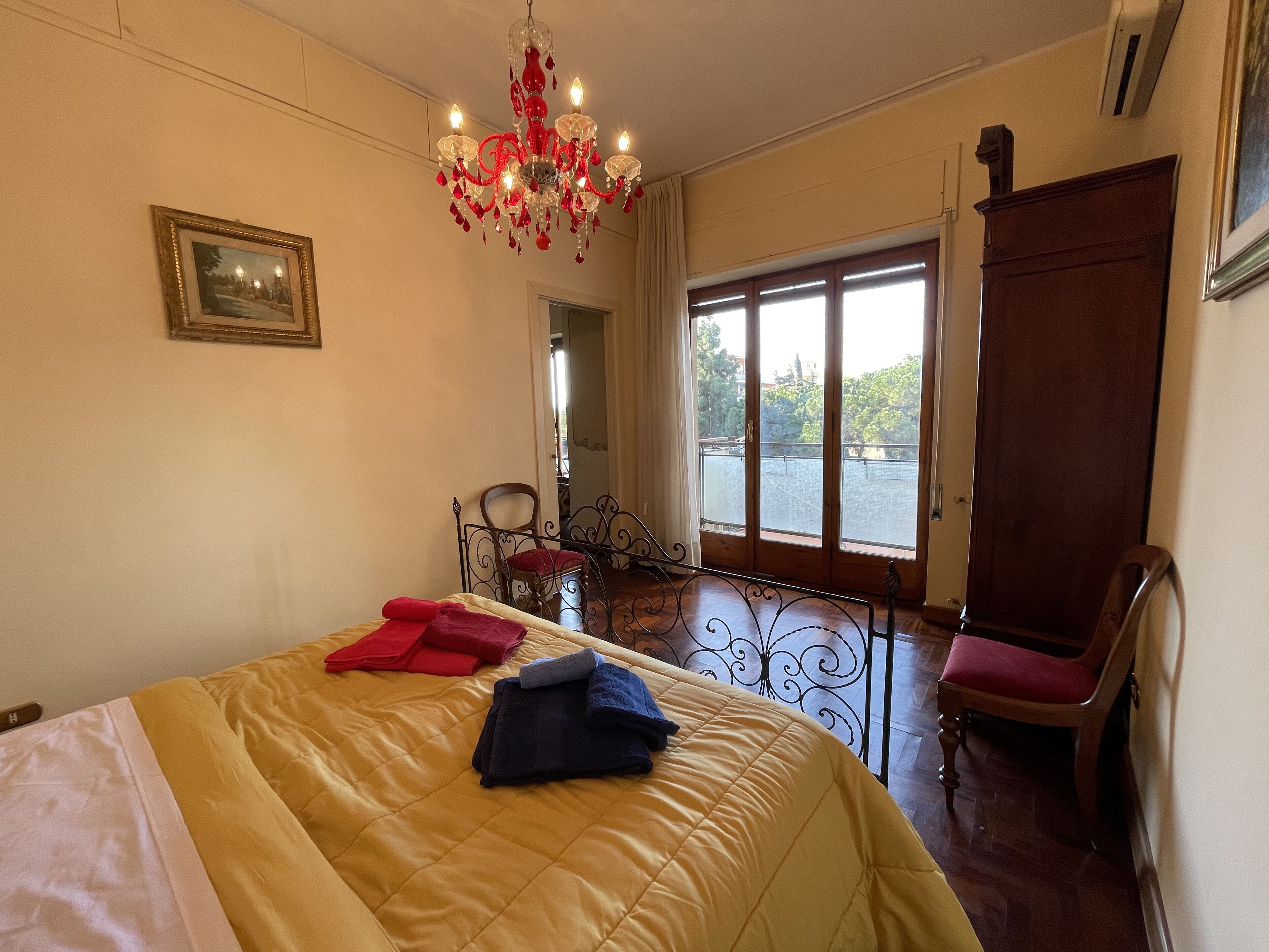 2 camere, una scrivania, ferro/asse da stiro, culla da viaggio