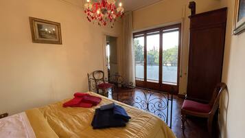 2 camere, una scrivania, ferro/asse da stiro, culla da viaggio