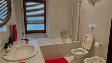 Haartrockner, Bademäntel, Bidet, Handtücher