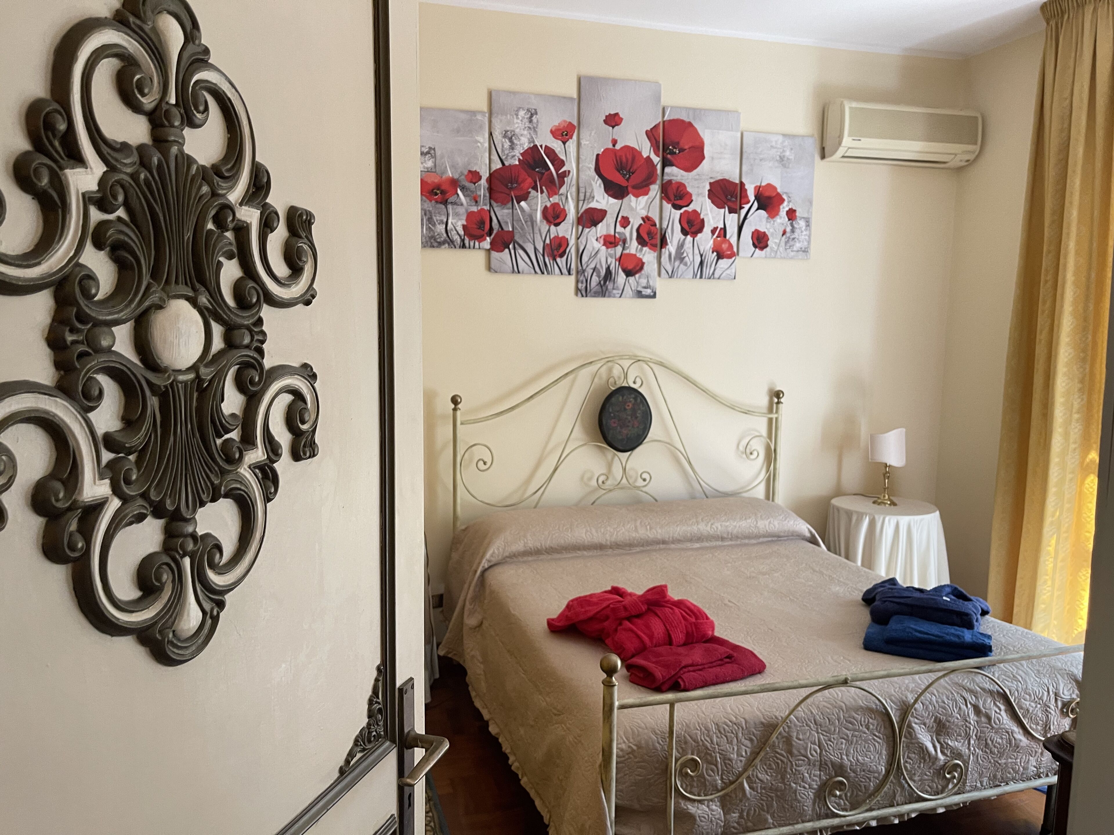 2 Schlafzimmer, Schreibtisch, Bügeleisen/Bügelbrett, Reisekinderbett