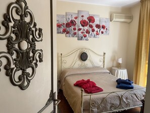 2 chambres, bureau, fer et planche à repasser, lit parapluie