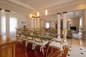 Villa | Dining