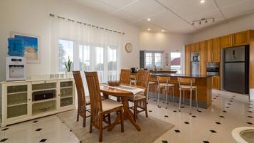 Villa | Restaurantes