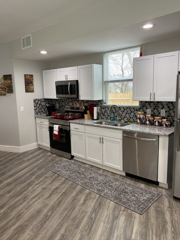 Kjøleskap, mikrobølgeovn, ovn og kokeplater