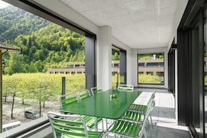Outdoor dining - Swiss Hotel Apartments Interlaken (Interlaken)
