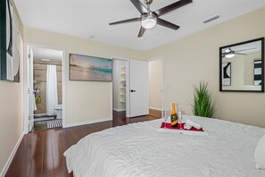 4 bedrooms, iron/ironing board, travel crib, free WiFi - Spacious & Amazing Home w/ Big Pool and Patio (Brandon)