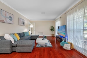 Smart TV - Spacious & Amazing Home w/ Big Pool and Patio (Brandon)