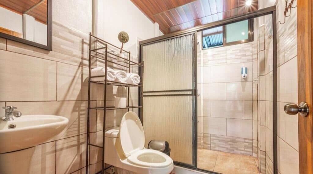 Douche, articles de toilette écologiques, sèche-cheveux