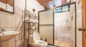 Bruser, miljøvenlige toiletartikler, hårtørrer, håndklæder