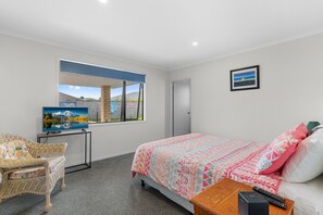 5 habitaciones, tabla de planchar con plancha, wifi y ropa de cama 