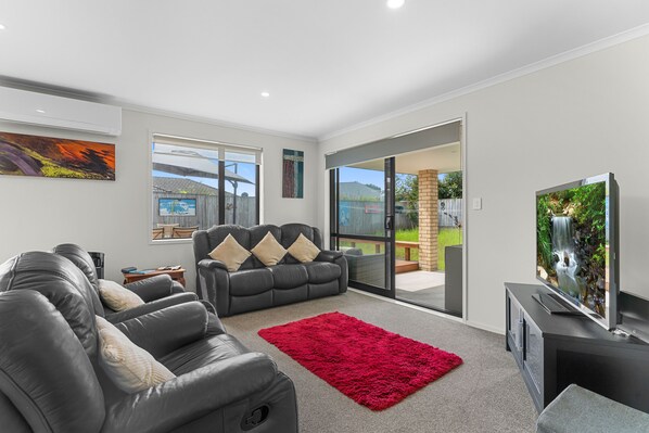 TV, books - Summertime Bliss - Mangawhai Heads Holiday Home (Mangawhai Heads)