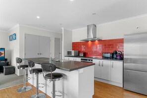 Fridge, microwave, dishwasher, coffee/tea maker - Summertime Bliss - Mangawhai Heads Holiday Home (Mangawhai Heads)