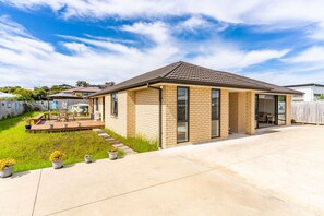 Outdoor dining - Summertime Bliss - Mangawhai Heads Holiday Home (Mangawhai Heads)