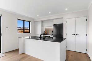 Fridge, microwave, dishwasher, coffee/tea maker - Sweet and Stylish – Mangawhai Heads Holiday Home (Mangawhai Heads)