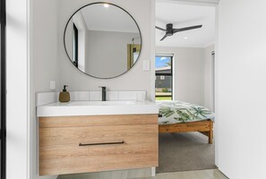 3 bedrooms, WiFi, bed sheets - Sweet and Stylish – Mangawhai Heads Holiday Home (Mangawhai Heads)