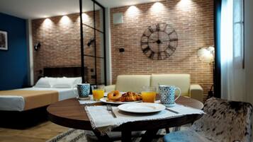 Deluxe Studio Suite, 1 Queen Bed, Non Smoking, Courtyard View | Living area | 50-inch Smart TV with digital channels, TV, Netflix