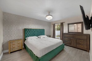 3 bedrooms, iron/ironing board, free WiFi, bed sheets - Casa De Paradiso - Modern yet comfy home at the center of it all! (Kissimmee)