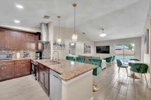 Een koelkast, een magnetron, een oven, een kookplaat