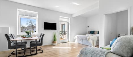 Travel crib, free WiFi