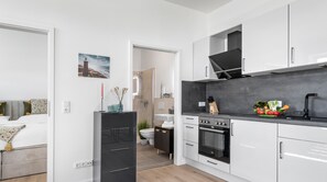 1 bedroom, travel crib, free WiFi, bed sheets - Ferienwohnung Strandperle - Ostsee- und Strandnah, Duschbad, Modern, Terrasse (Gelting)